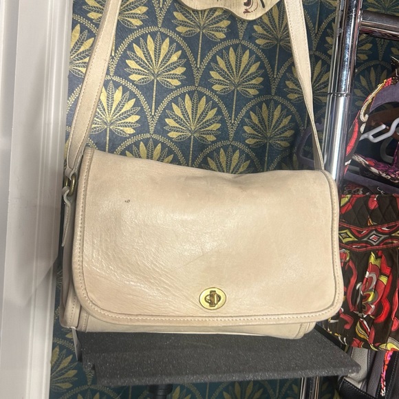 COACH cream Leather Ridgefield Flap Turn Lock Crossbody 9812 - Picture 2 of 9